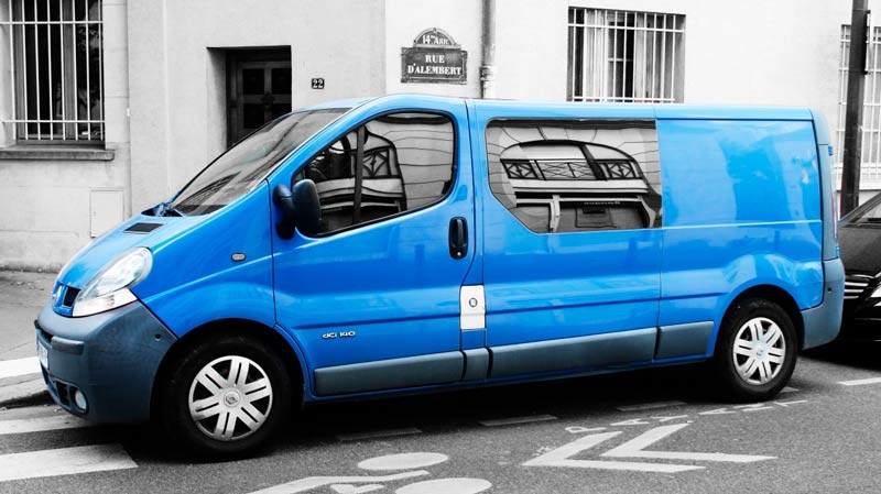 Furgoneta azul de renting aparcada