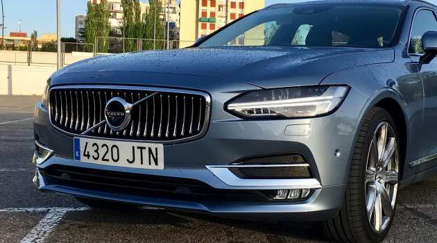 coche volvo aparcado