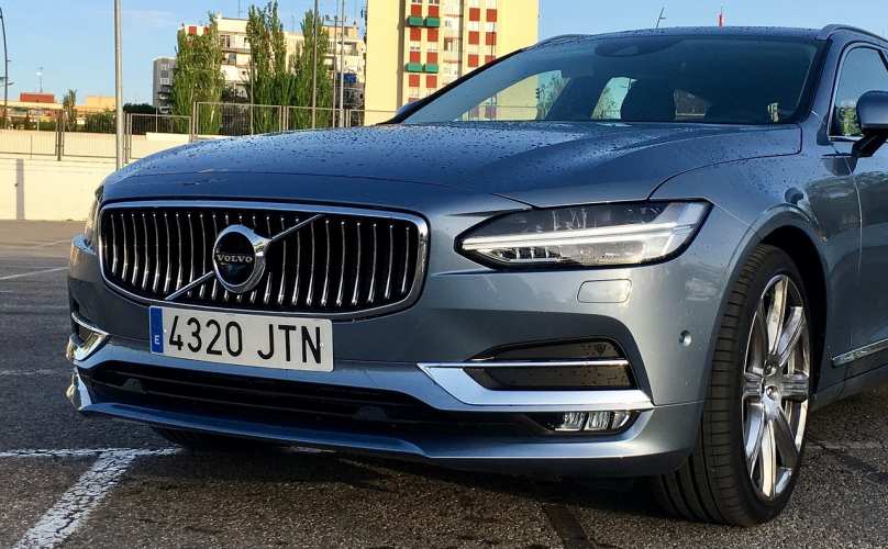 coche volvo aparcado