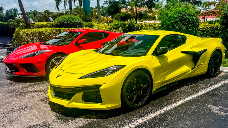 coches de lujo amarillo y rojo aparcados