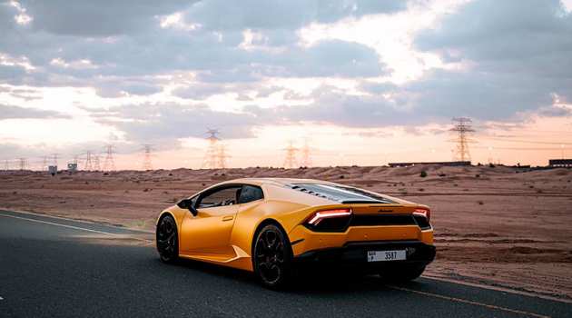 coche de lujo naranja