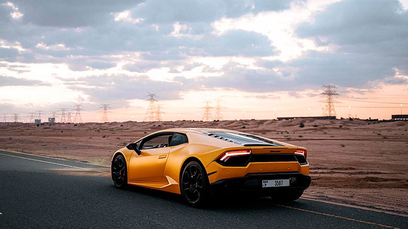 coche de lujo naranja